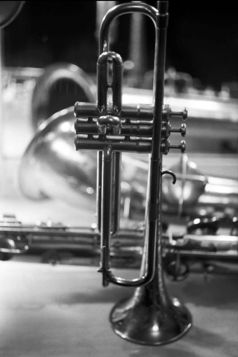 John Coltrane's saxophone and Miles Davis' trumpet on Sarah Vaughan's dressing table, Chicago, Illinois, 1958. 

Photo by Ted Williams
#Jazz #Jazzphoto