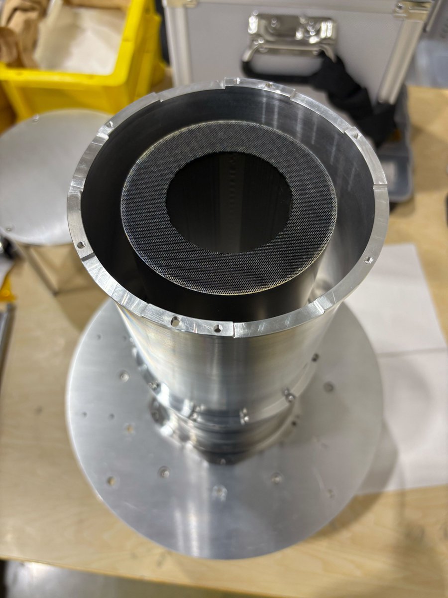 国立天文台 先端技術センター <a href="/NAOJ_ATC/">国立天文台 先端技術センター(ATC)</a> で作っていただいたチューブが、FOXSI-5 の望遠鏡に取り付きました！！