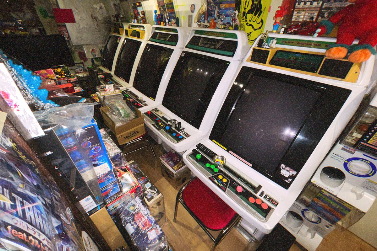 昨年発売の『自宅をゲーセンにした男たち2』に載せてもらいました！日本＆海外のゲーセン文化が詰まった一冊。
<a href="/otearai753/">御手洗</a> さん、<a href="/hiropapa00/">前田尋之</a> さんとのご縁ありがとう🙏

うちのゲーセン部屋、カオス進行中。90年代のバックルーム感出てきた😁

時代は変わっても、魂はここに✌️