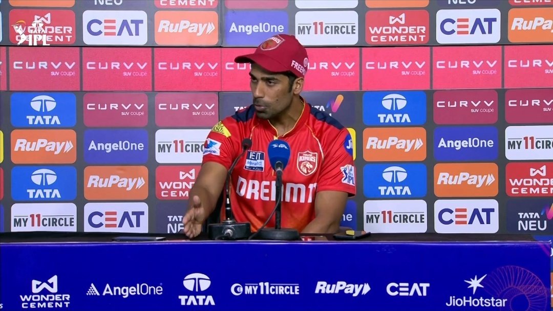 mufaddal_vohra's tweet image. Shashank Singh said, &quot;Shreyas Iyer and Ricky Ponting in the first team meeting cleared that they&apos;ll treat Yuzi Chahal, our most senior player and our bus driver the same way. They&apos;ve maintained this, they&apos;ve given the same respect to Yuzi and our bus driver&quot;.