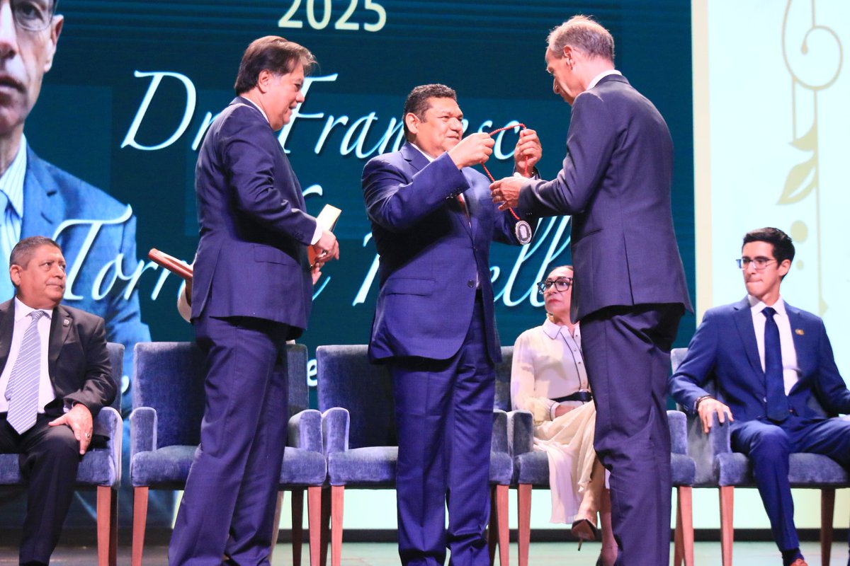 TabascoJavier's tweet photo. Nos dio mucho gusto asistir a la entrega del reconocimiento Honoris Causa al Dr. Francesc Torralba Roselló, quien destaca por la profundidad de su pensamiento, pero también por su firme compromiso con las causas sociales. https://t.co/LNihqc7eSe