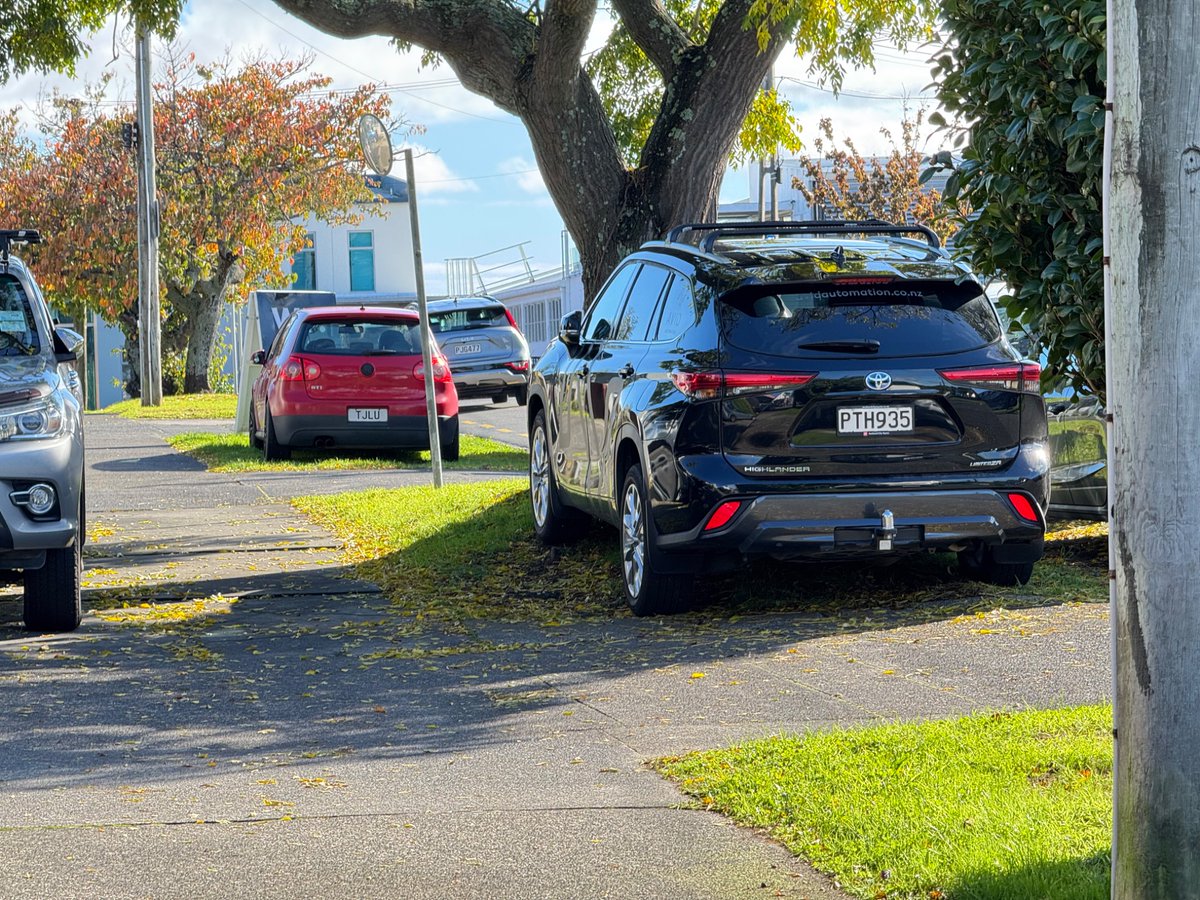 Eediot's tweet photo. Not sure how hard the @AklTransport looked… both vehicles I reported are still parked illegally… now joined by a third.
 I’ve had this happen before, so either the officers are not actually responding or they can’t read a map. 
happening now, still. https://t.co/NbAXTZabq1