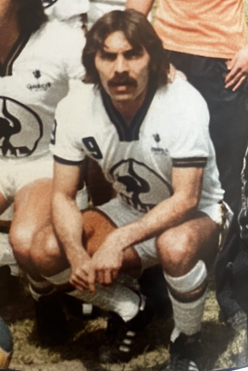 DESCANSE EN PAZ 🙏🏼🕊️⚽️
Con tristeza nos enteramos que falleció en la CDMX el goleador de los Tuzos, Roberto Guzmán, quien jugó siete temporadas y anotó 58 tantos en los 70’s y 80’s; al retirarse continuó como secretario técnico del club hasta el año 86. ¡Bien jugado Bigotón! 🙌🏼🤵🏻‍♂️