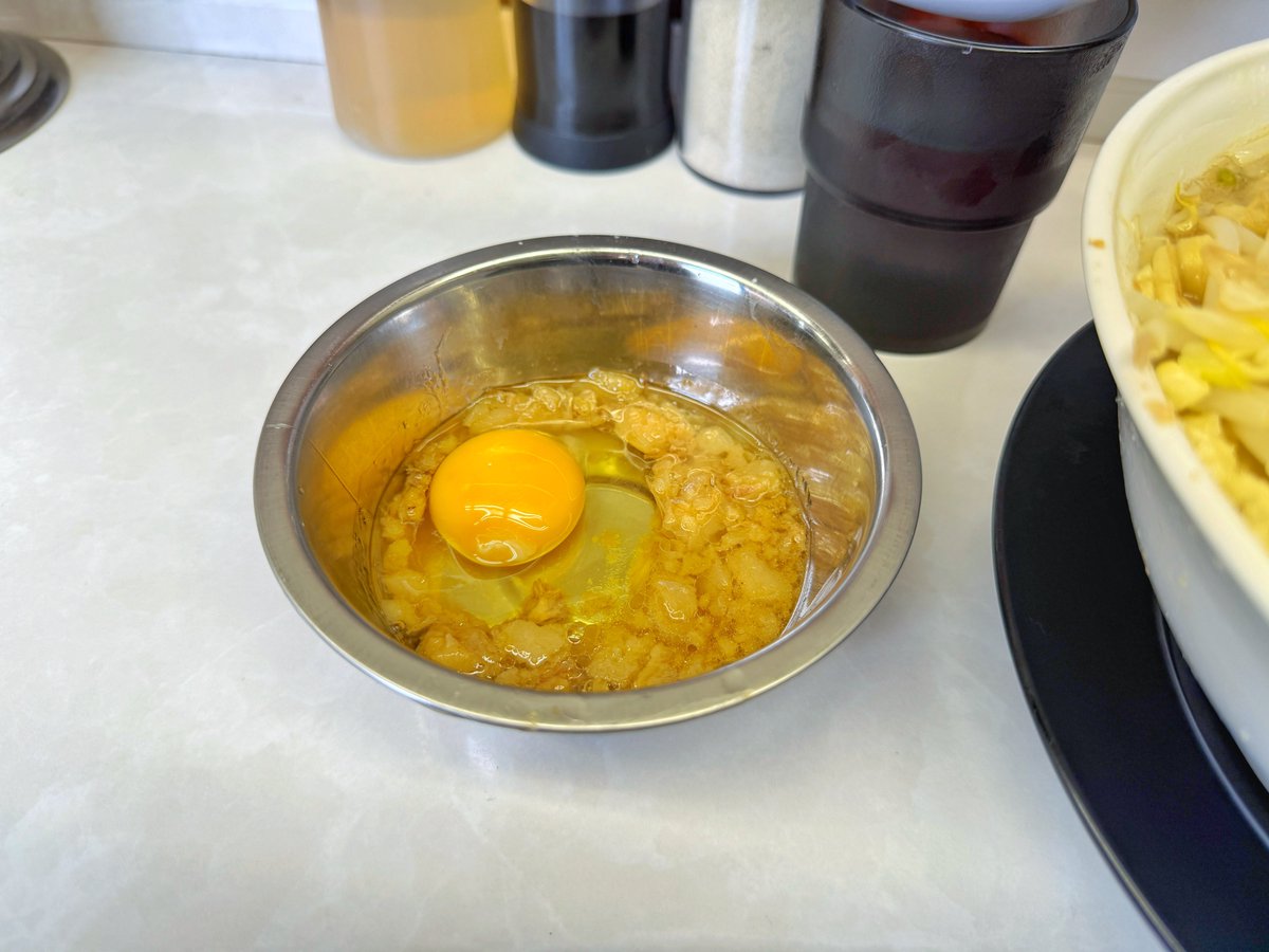 鶴ヶ島駅すぐ魔人豚跡地に「ラーメン豚ヒロ」がオープン！麺屋HEROで修行した店主さんの接客が素敵すぎた…

ラーメン大茹で前500g（全マシ）

野菜はクタり加減も絶妙でホロっホロな神豚が2枚もつく嬉しさ。ムチムチ太麺も自家製麺でめちゃウマ！脂生卵に白だしも最高だったのでお試しあれ♪