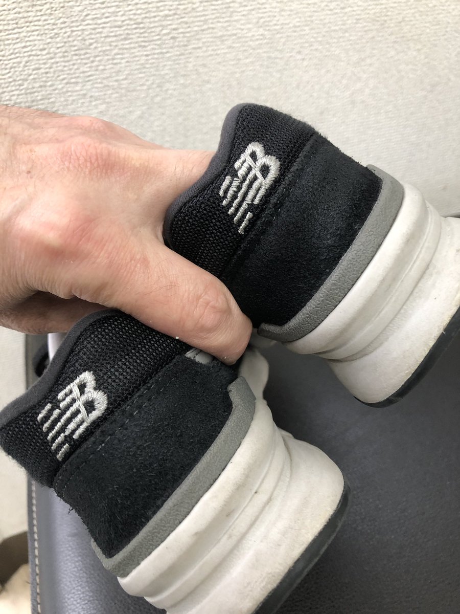 Workshop_SOLE's tweet photo. やっとの投稿💦スニーカーを履くことが多くなる季節、梅雨が近づいて来ましたね。

今日の修理；ニューバランス997

色が抜けたスエード革を濃く戻し柔軟性と撥水性の加工です。

長く綺麗に履くのに、新品時に撥水加工するのも効果的です。

《写真で簡単☆修理見積もり》
https://t.co/re53K92N01 https://t.co/ksYHdXkpJ8