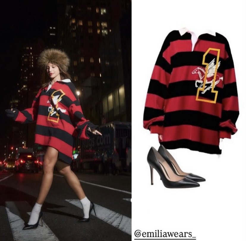 emupdatee's tweet photo. @emimernes_ en Nueva York 🗽 

★ Remera VAQUERA NYC "RUGBY SHIRT" ($425 USD)

★ Zapatos GIANVITO ROSSI "GIANVITO 105" (€690,00)

#emiliamernes#emiliamernesworld

Nuestro ig: emiliawearss !!! https://t.co/JfTcwhGOv4