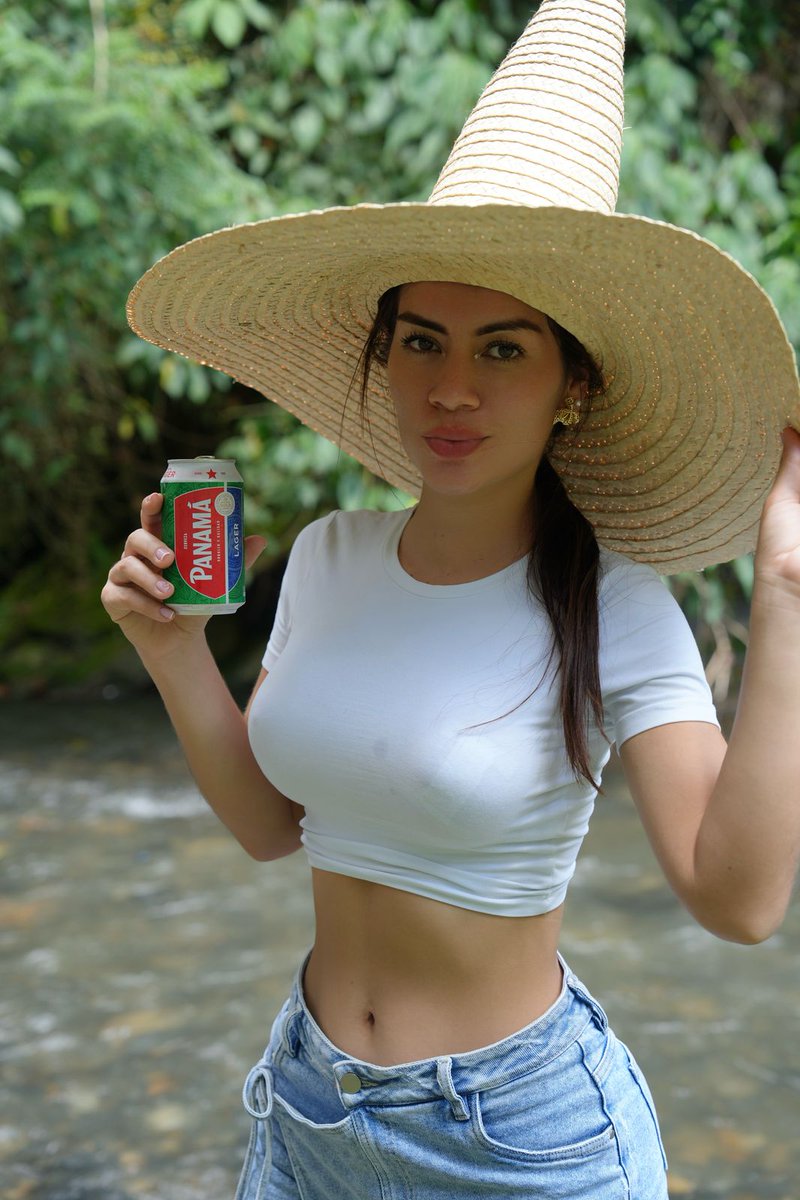 ¿Cerveza con limón, con hielo... o con una mujer así?
