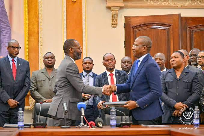 Que signifie réellement être entouré de Kasaïens quand on voit que des figures clés dans le cabinet du chef de l’Etat comme Anthony Nkinzo Directeur de cabinet, André Wameso Adjoint, Isabelle Kibassa et Antoine Ghonda Ambassadeurs itinérants, Luvuezo Bolimela Joseph Thierry