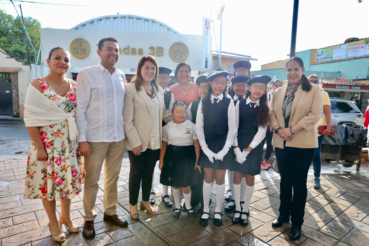Realizamos, en Mazatepec, honores a la bandera acompañadas y acompañados por estudiantes de los tres niveles educativos, primaria, secundaria, bachillerato y universidad. 🇲🇽

#EducaciónMorelos #LaTierraQueNosUne