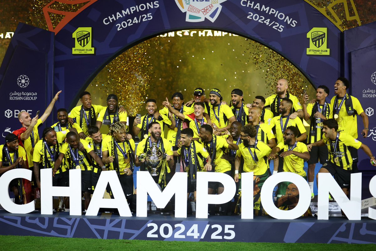 mosgovsa's tweet photo. سمو وزير الرياضة @abdulaziztf يتوج فريق الاتحاد بكأس دوري روشن السعودي للمحترفين 2024-2025🏆 https://t.co/tZN2AzzxjT