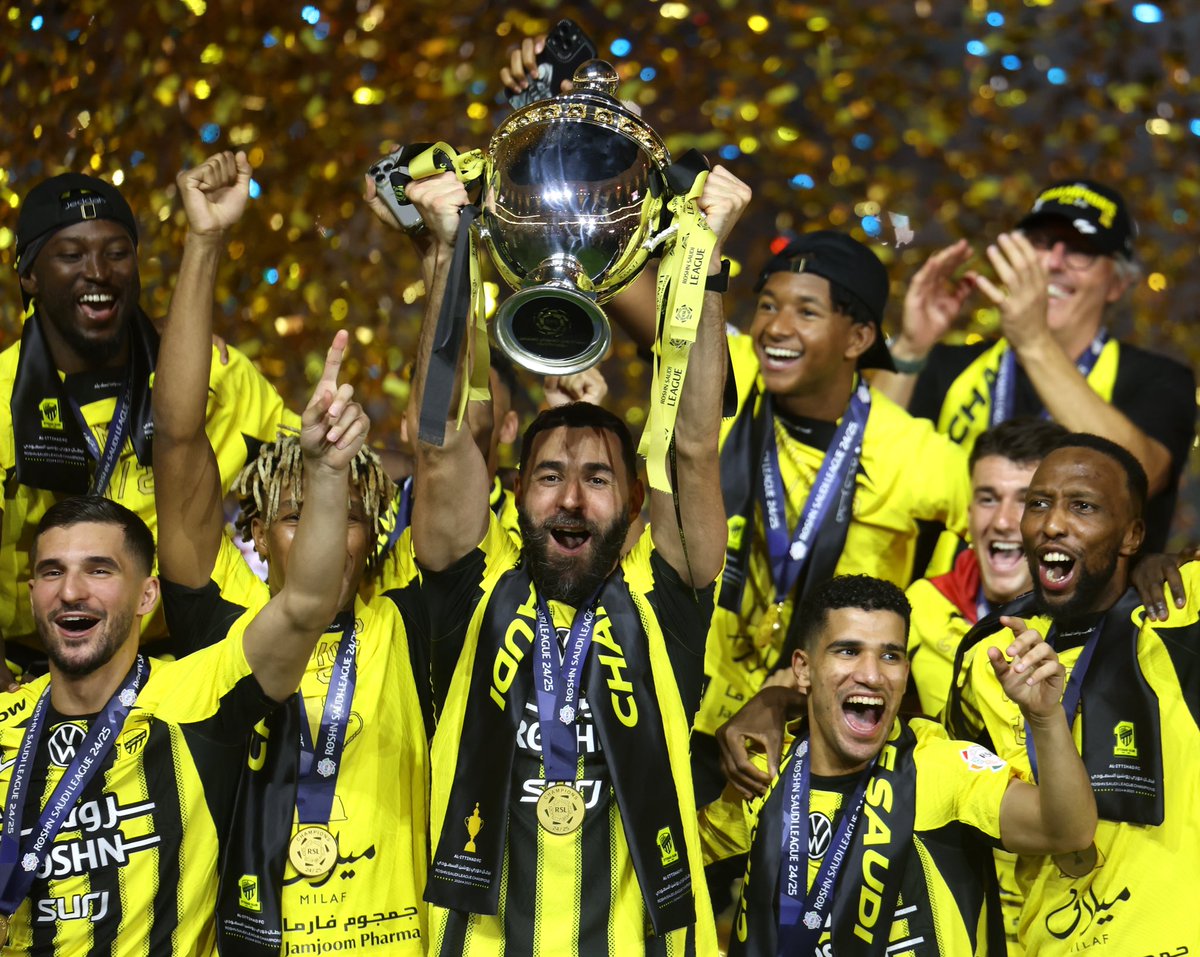 mosgovsa's tweet photo. سمو وزير الرياضة @abdulaziztf يتوج فريق الاتحاد بكأس دوري روشن السعودي للمحترفين 2024-2025🏆 https://t.co/tZN2AzzxjT