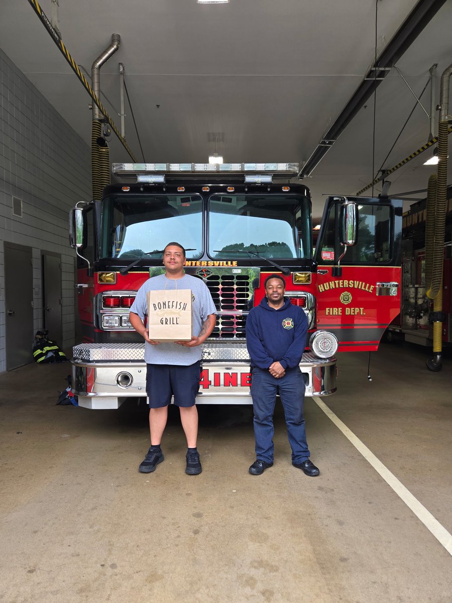 Huntersville_FD's tweet photo. On this rainy Memorial Day Monday, @BonefishGrill decided to stop by our Station 4 with some food for the crews on duty. We truly are blessed and serve an amazing community! #OneTimeOneTeam #ThriveHere #Huntersville #HuntersvilleFD #MemorialDay https://t.co/wX0s3xNc8Z