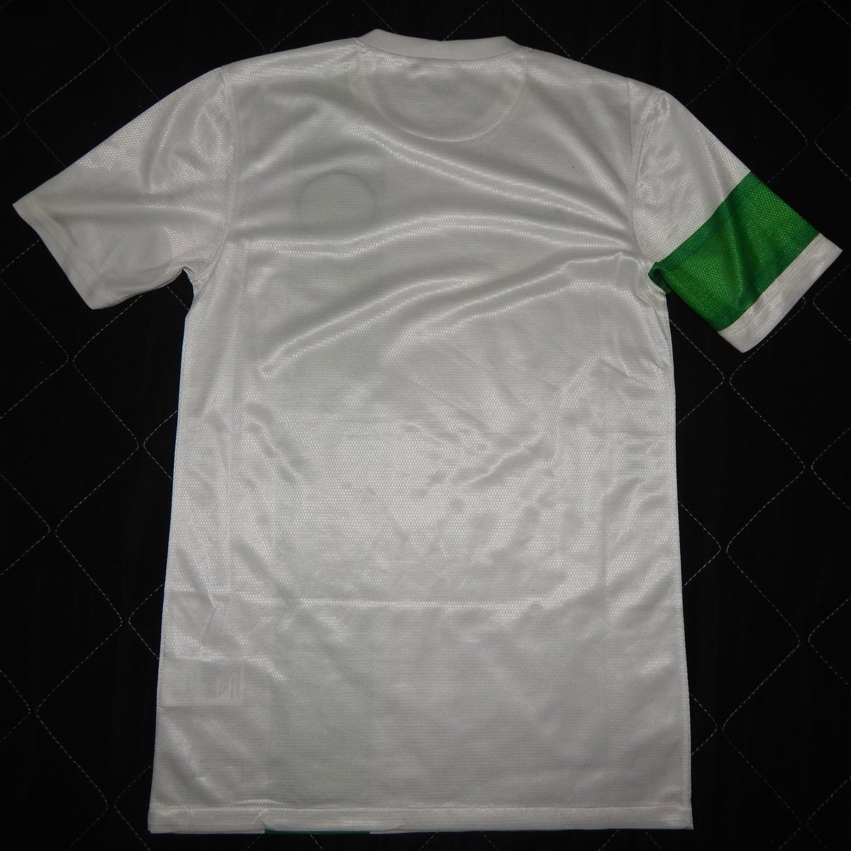 Va el hilo prometido. Por ahora serán estas las que salen a la venta, veré si más adelante largo algunas más.

Empiezo con Indonesia away 13/14. Talle S, en excelente estado de conservación (tiene como mucho 2 usos).