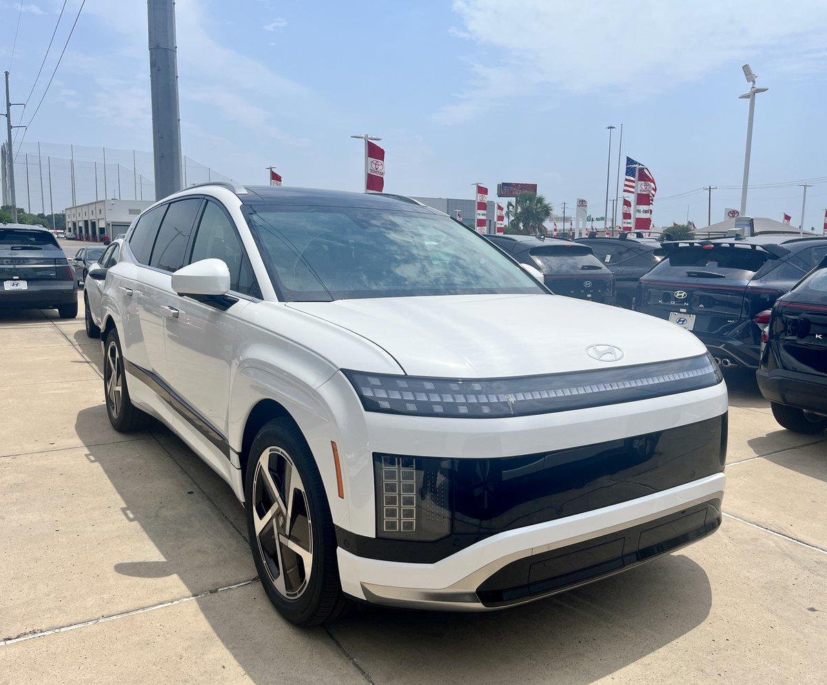 CCHyundaiPharr's tweet image. The Hyundai IONIQ 9 is here! The first fully electric full-size SUV, built for space, sustainability, and the future.

Ready to drive what's next?

#ElectricInnovation #IONIQ9 #HyundaiElectric #RGVFirst #HyundaiOfPharr #Hyundai