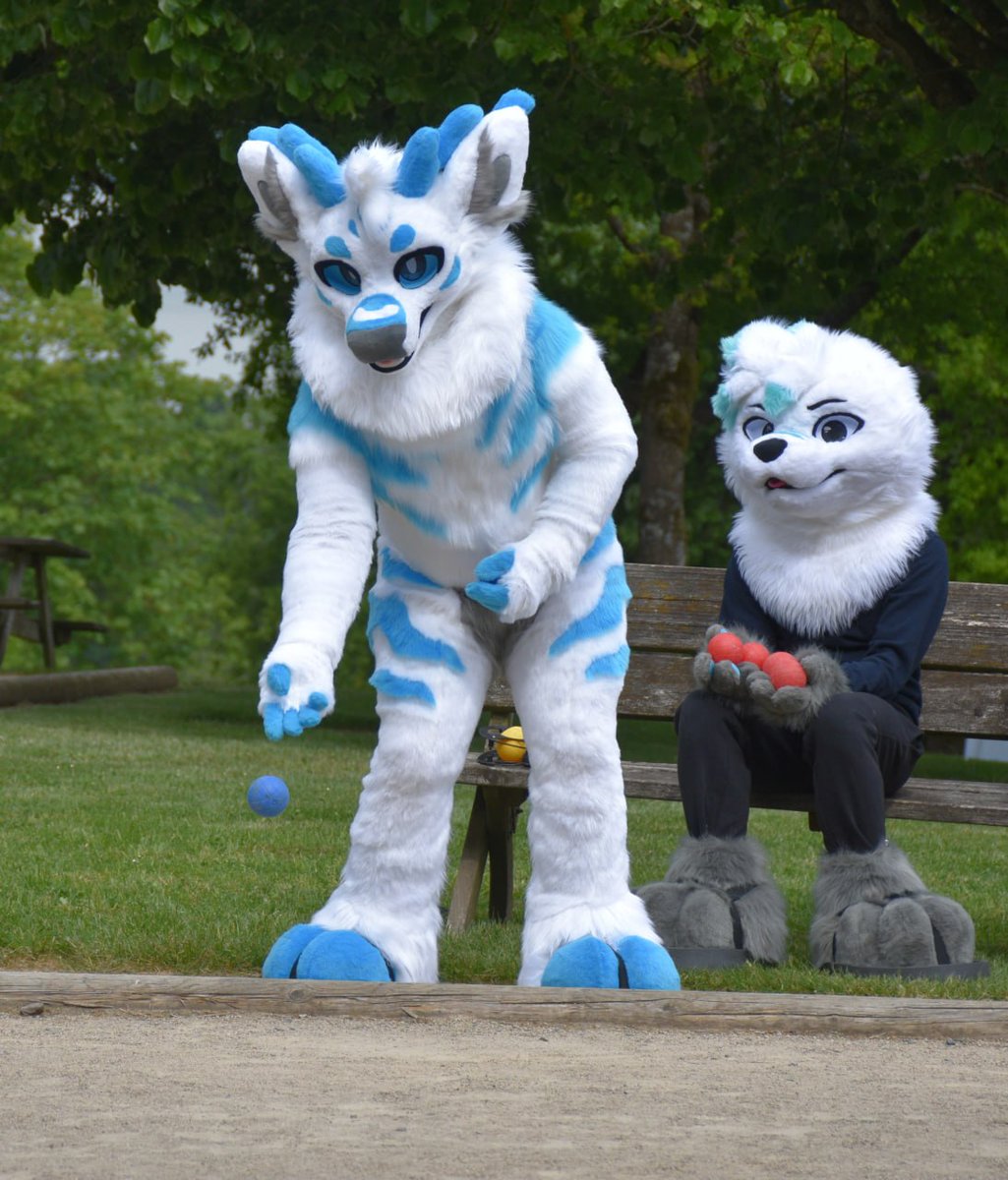 Petite partie de pétanque avec <a href="/SnauwF/">Snauwflake</a> 🥰 Je me suis pas trop mal débrouillé mais je dois bien avouer que je ne suis pas doué 
#furry #FursuitFriday #fursuit #fursuiter 

📸: Ruby
