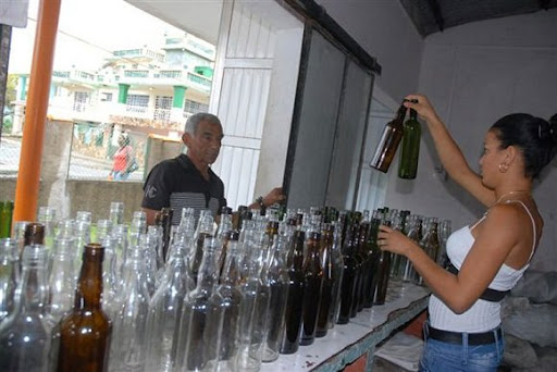 UlisesGuilarte's tweet photo. Promover una cultura del reciclaje potenciando la clasificación, recuperación y el procesamiento de chatarra y desechos no metálicos como parte de la economía circular, una prioridad de las asambleas sindicales en #Cuba🇨🇺 y la exportación de bienes. #PorCubaJuntosCreamos https://t.co/ryXSmvpDV1