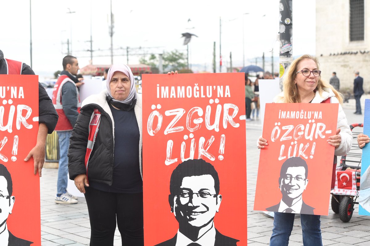 Eminönü Meydanı’ndan başladık #İmamoğluHeryerde 

İl Başkanımız Özgür Çelik’in “İmamoğlu’na Özgürlük” çağrımız ve yasakları tanımayan görsellerimizle gerçekleşen basın  açıklamasındaydık.

Meydanda, durakta, sokakta… İstanbul’un tüm ilçelerinde, nereye baksanız Cumhurbaşkanı