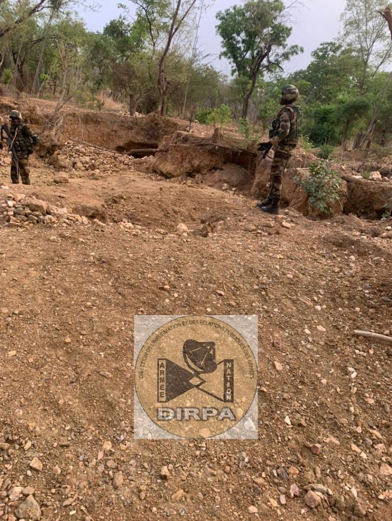 SIX SITES D’ORPAILLAGE CLANDESTINS DEMANTELÉS DANS LE SECTEUR DE LA FALÉMÉ
Les sites ont été démantelés dans la zone de Saraya, durant ces 4 derniers jours, dans le cadre de l’Opération ORIENTALE en cours. Au total, 14 motopompes, 7 motos et plusieurs équipements ont été saisis.