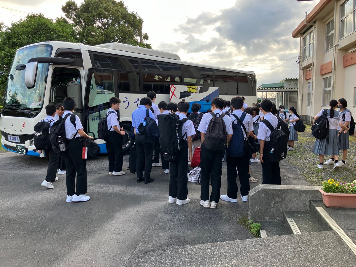 修学旅行隊、出発！】 2年生31人と職員4人が、たくさんの保護者に
