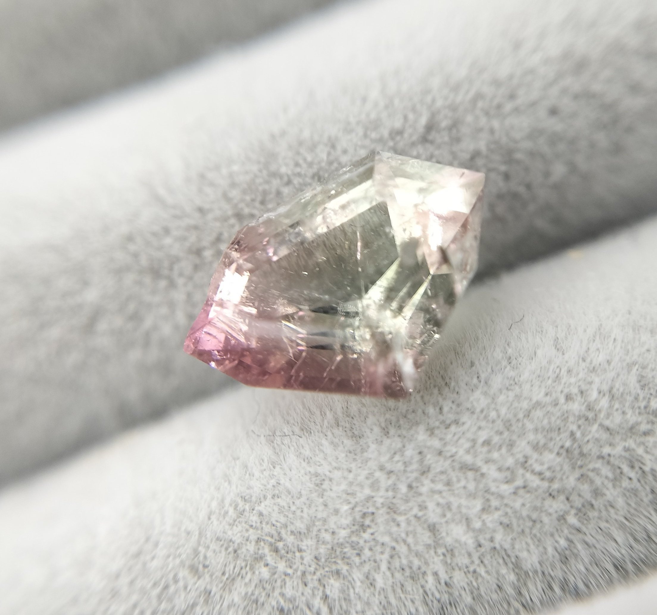 すずりん様アパタイト♡レピド♡ソーダ♡トルマリン♡サンストーン共生No1682 ☆2.38ct サンストーン 金魚 オーバル1個限定※こちらのルースを