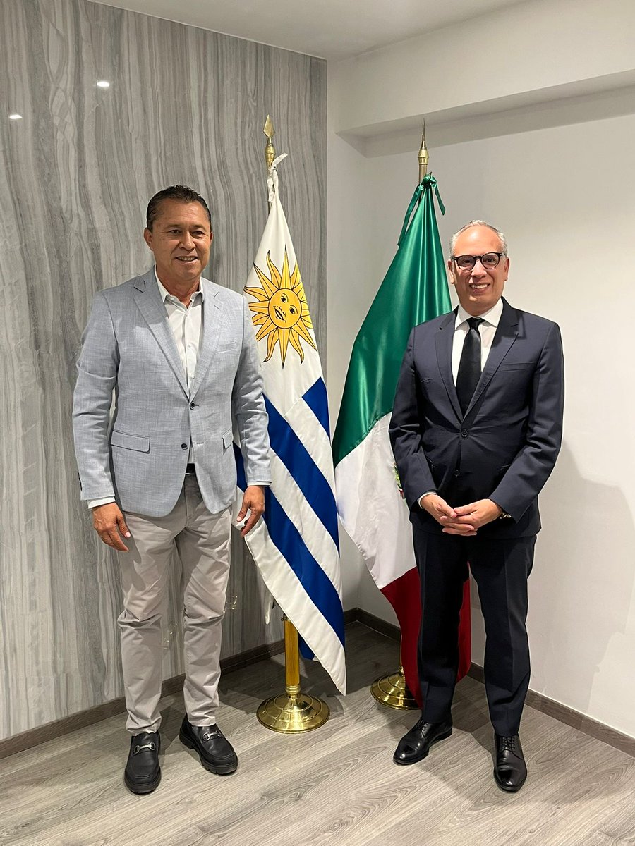 Embajada del Uruguay en México 🇺🇾🇲🇽 (@uruenmexico) on Twitter photo El Embajador Santiago Wins recibió la amable visita de cortesía del señor Diputado Gerardo Ulloa Pérez <a href="/Gerardo_Ulloa_P/">Gerardo Ulloa Perez</a> quien ha sido electo Presidente del Grupo de Amistad Parlamentaria 🇺🇾🇲🇽 <a href="/Parlamento_UY/">Parlamento del Uruguay</a> <a href="/Mx_Diputados/">H. Cámara de Diputados</a> <a href="/SRE_mx/">Relaciones Exteriores</a> <a href="/CancilleriaUy/">Cancillería Uruguay 🇺🇾</a> El Embajador Santiago Wins recibió la amable visita de cortesía del señor Diputado Gerardo Ulloa Pérez <a href="/Gerardo_Ulloa_P/">Gerardo Ulloa Perez</a> quien ha sido electo Presidente del Grupo de Amistad Parlamentaria 🇺🇾🇲🇽 <a href="/Parlamento_UY/">Parlamento del Uruguay</a> <a href="/Mx_Diputados/">H. Cámara de Diputados</a> <a href="/SRE_mx/">Relaciones Exteriores</a> <a href="/CancilleriaUy/">Cancillería Uruguay 🇺🇾</a>