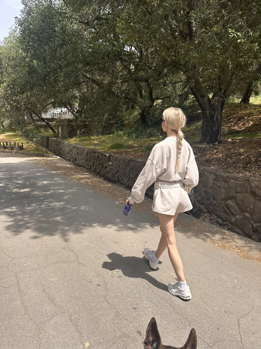touch grass they said 🖼️

i’m like if the movie <a href="/Y2KMovie/">Y2K</a> was about a cute lil pop girly trying to liberate music on chain ✨