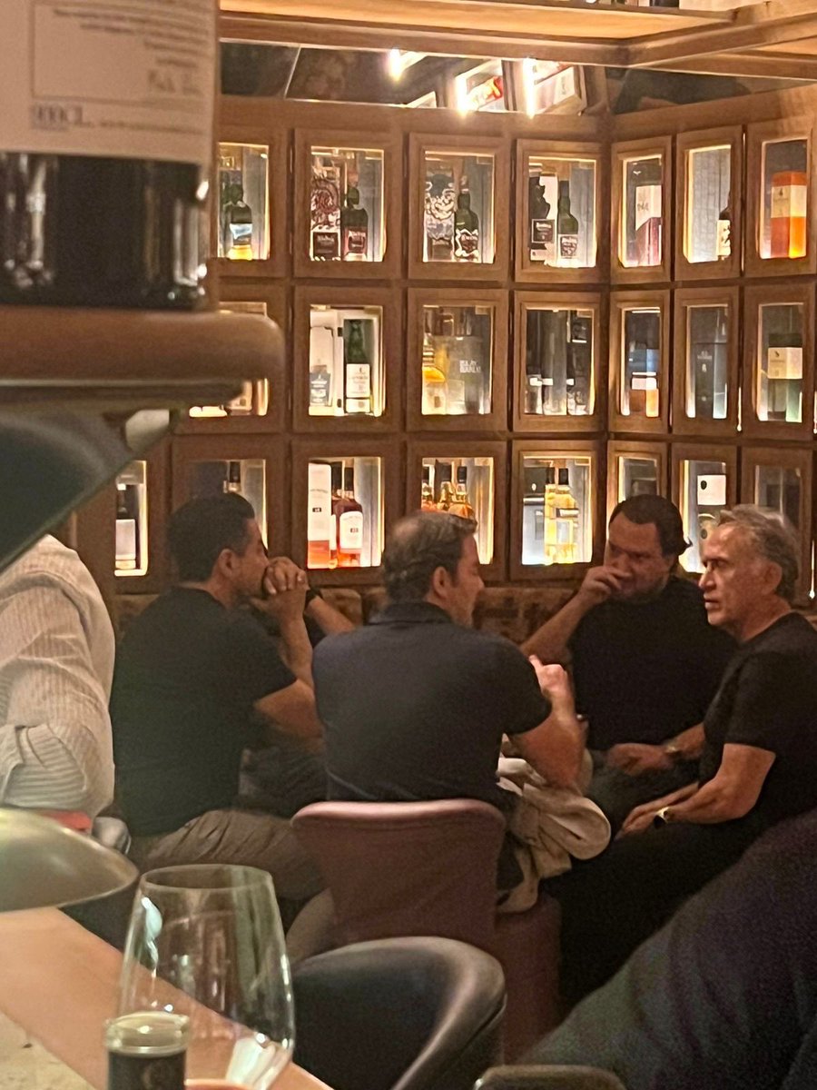 vampipe's tweet photo. El Clan Yunes celebrando en el lujoso Bar “The Library” en Madrid.

Gozando de total impunidad luego de que ayudaron a hundir al país y que Morena los purificara.

¿Que no van a venir a votar en el desmadrito que nos dejaron?

@YoconYunes @MYunesMarquez VALV, saludos cordiales. https://t.co/ONwAEPBgHd