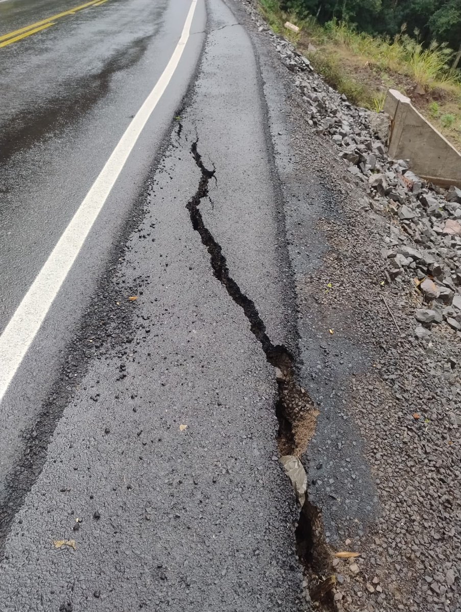claudiommuller's tweet photo. @metsul Ajude a chegar nas autoridades antes de uma tragédia. Estrada ERS-020 entre Taquara e São Francisco de Paula. Não sei o nome do cidadão, mas recebi a pouco por whatsapp de fonte confiável https://t.co/514kZ4cXQ4