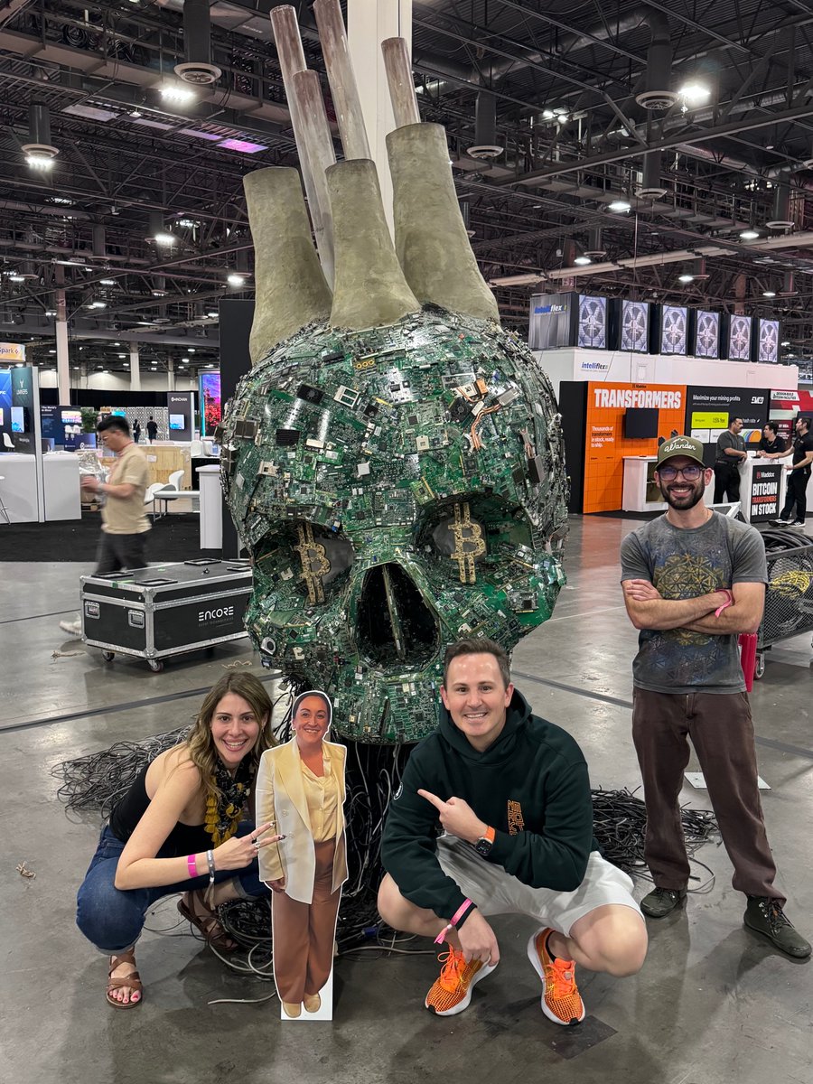 _amanda_fab's tweet image. .@Bitcoin_phan summoned my cardboard soul and unleashed her on Vegas.😂
She’s drifting through @TheBitcoinConf absorbing alpha.
Find her. Put her on stage. Take her to parties. Tag me. #Bitcoin2025
Might be life size, might not be.
@christovich