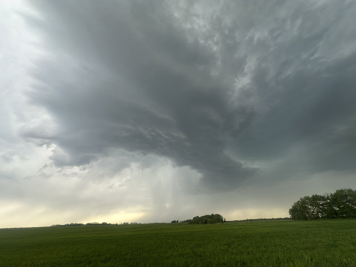 aidanstevens29's tweet photo. Elevated, but it sure looks like it has a nice core in there. #abstorm https://t.co/HgUFO08e7w