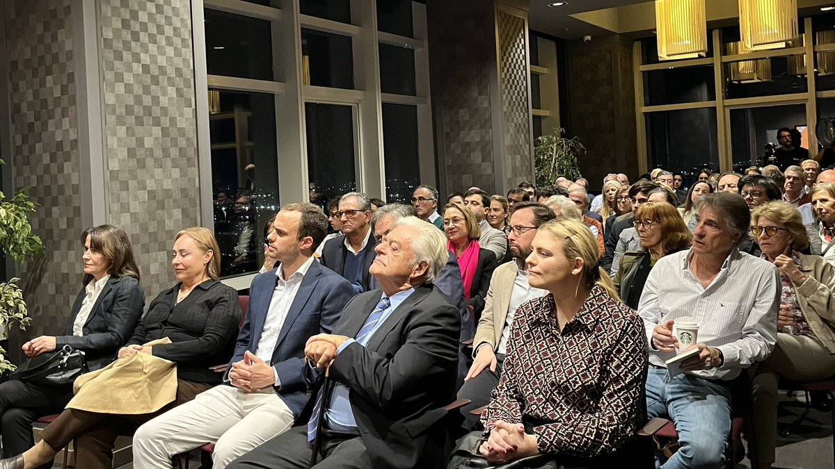 #Ahora 

@hernan_bonilla, presidente del CED, presenta su nuevo libro "Adam Smith: Una introducción" a sala llena en Piso 40, con comentarios de la ex ministra de Economía y Finanzas Azucena Arbeleche y <a href="/maguirreh/">martin aguirre</a>, director de <a href="/elpaisuy/">EL PAÍS</a> 📚