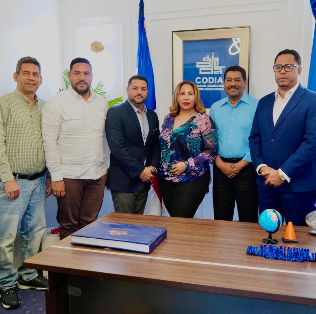 Un honor visitar las oficinas de la delegación del @Codia en la provincia de Santo Domingo y conversar con el Ingeniero #FrancisCarrasco y el agrimensor #VictorTorres sobre los avances institucionales de ese gremio. Los felicito por tan encomiable trabajo.