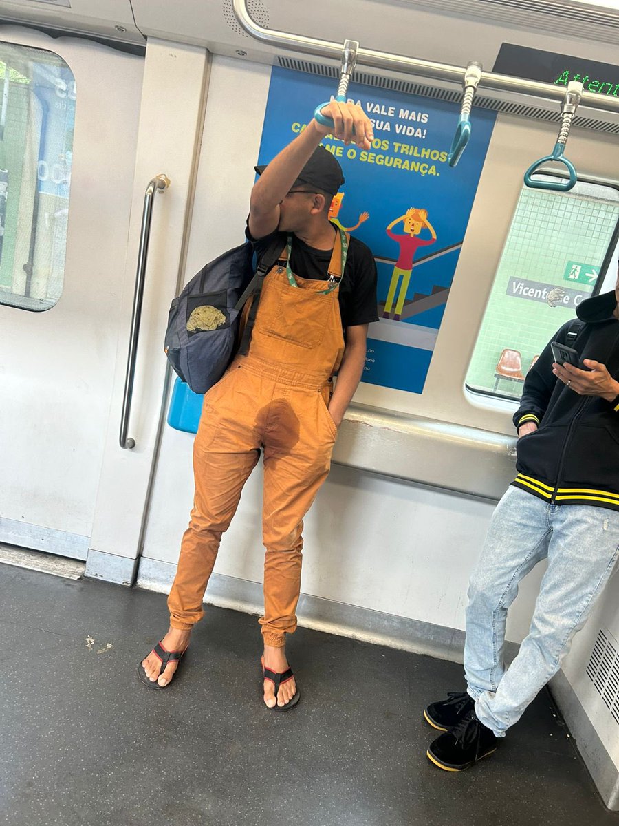 o mano acabou de se mijar na minha frente pqp