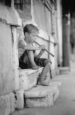 ضاقت ولما استحكمت ،
واستحكمت ،
واستحكمت .
فاضت عيونك بالدموع والنوح.
خبيت زيادة فى الضلوع والروح.
ومشيت تدارى في السكوت نَزْفَك.
والناس كتير مستغربين عزفك .
لكن دى كانت رقصة المدبوح .

؛✍️