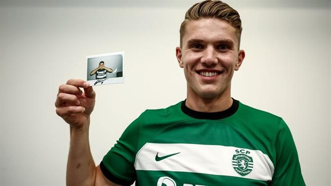 VDZSCP's tweet photo. Quem diria que, ao assinares essa foto, estavas a guardar um lugar eterno no coração de cada sportinguista. Custa ver-te partir, mas é impossível não sorrir por tudo o que vivemos. Fizeste o impossível. És eterno. Estás na história do Sporting, Viktor Einar Gyökeres. 💚 https://t.co/SHnveFkLpN