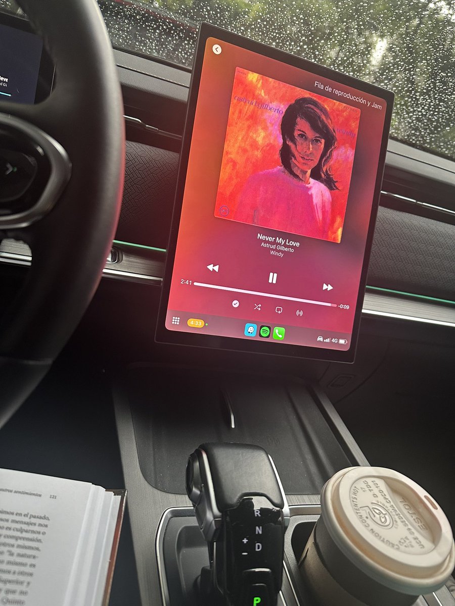 Significado para mi de una bonita tarde lluviosa en lunes, esperar a mi hija de su clase de arte, chocolatito caliente, un buen libro y música linda 🤍.