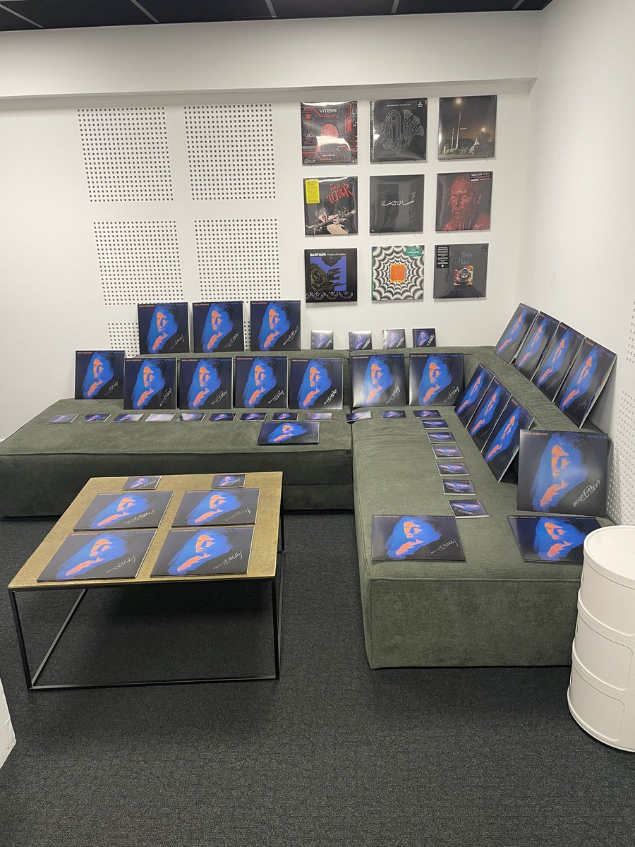 De la Bretagne à l’Ukraine, un noz a vo résonne dans nos coeurs. Amañ e Breizh betek Ukrenia e sav kanaouennoù un noz a vo en hon kalonoù. Lidomp ar garantez holl assambles. Célébrons l’amour tous ensemble.