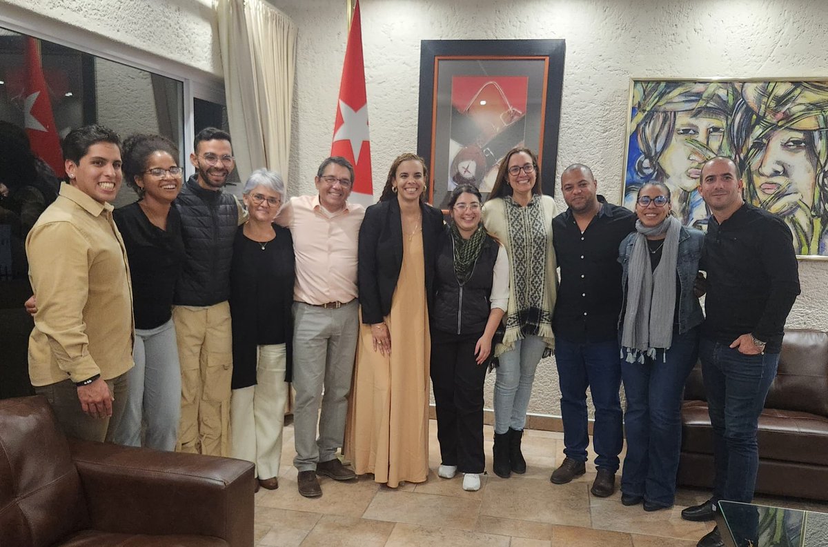 Junto a la hermana delegación de #Venezuela, que participó en la Asamblea General de la #FMJD, festejamos la exitosa jornada electoral de su país, en la que prevaleció la paz y la voluntad de avanzar juntos frente a la arremetida imperial.

¡Felicidades camaradas!