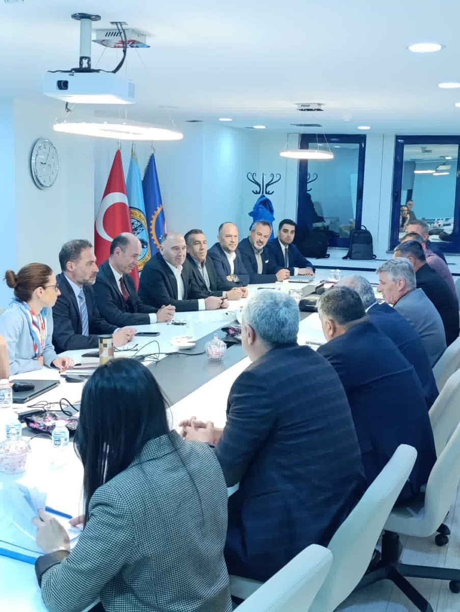 Gebze Şubemizin öncülüğünde yaklaşık bir yıldır sürdürdüğümüz sendikal örgütlenme sürecimizi, Toplu İş Sözleşmesini imzalayarak başarıyla sonuçlandırmış bulunuyoruz. 
Betek Boya işçisine sendikamıza hayırlı olsun.
#BirlikMücadeleZafer