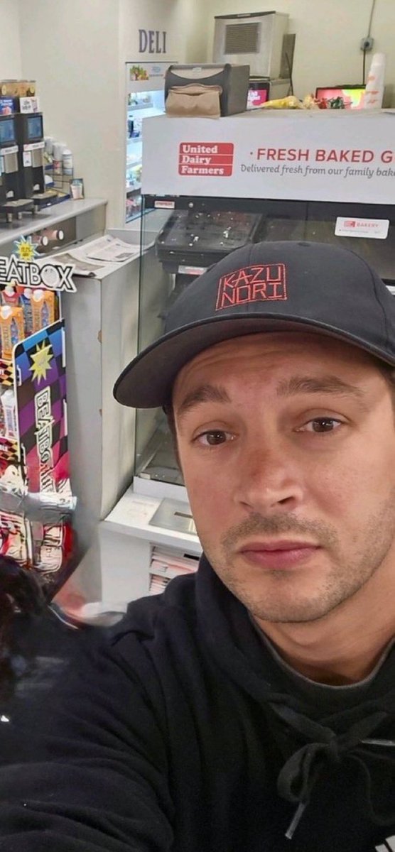 blurryave's tweet image. he’s soooooo