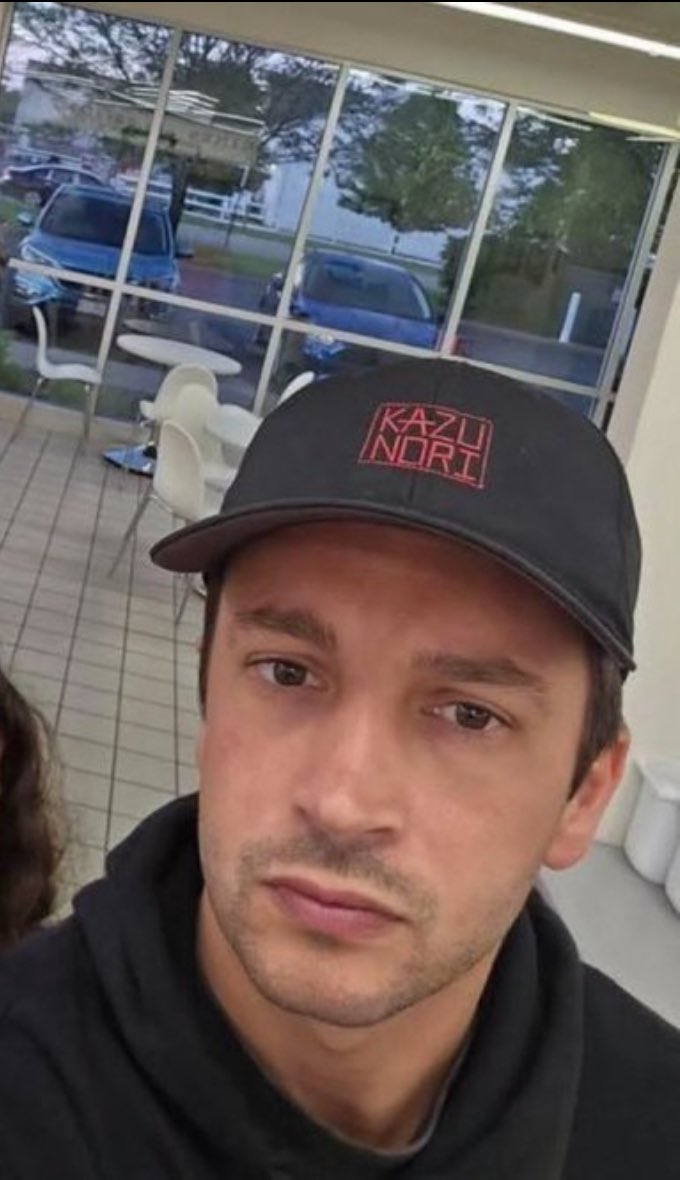 blurryave's tweet image. he’s soooooo