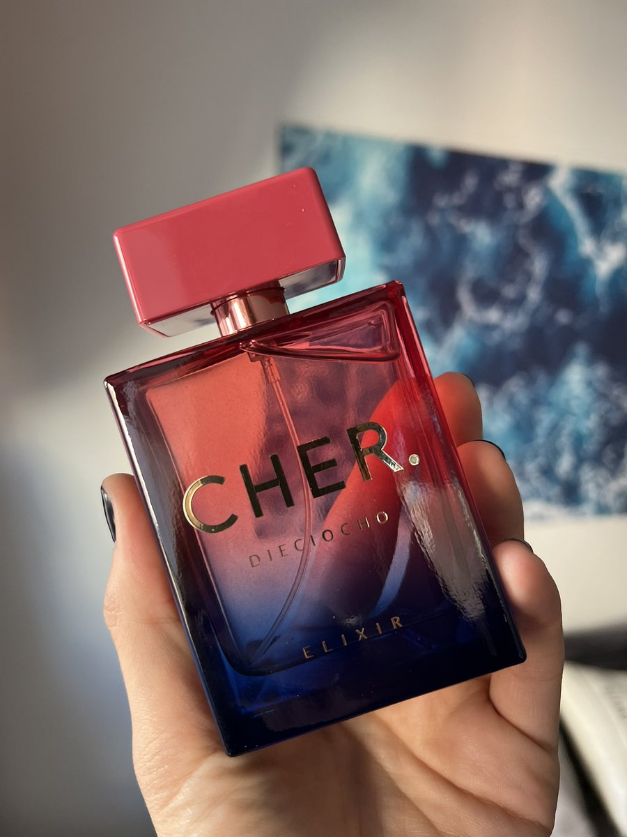Estimados si quieren quedar bien con sus chicas regálenles este perfume que aparte de ser BUENÍSIMO es bonito y barato. Me van a agradecer 😌
