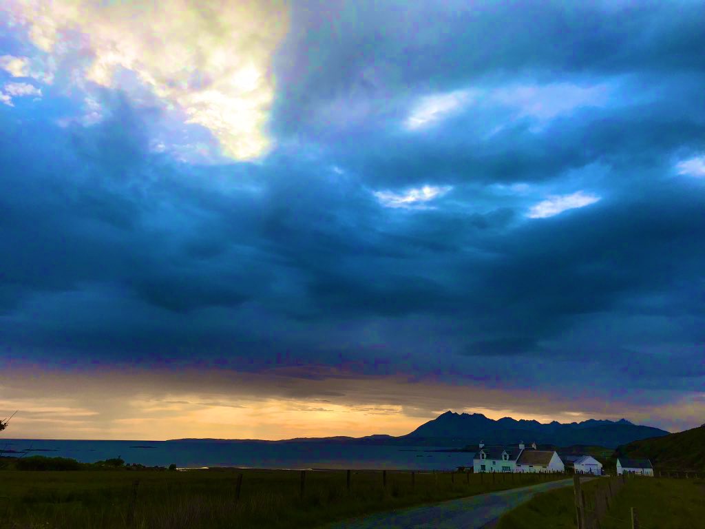 Sunset - Gillean Beach, Achnacloich, Isle of Skye #Scotland 🏴󠁧󠁢󠁳󠁣󠁴󠁿 about 10 degrees drop since last week.. #Nevercastacloottillmayisoot