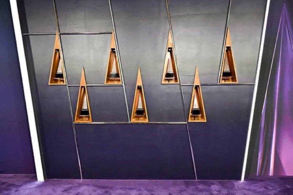 🚨Taylor Swift stuns at the #AMAs