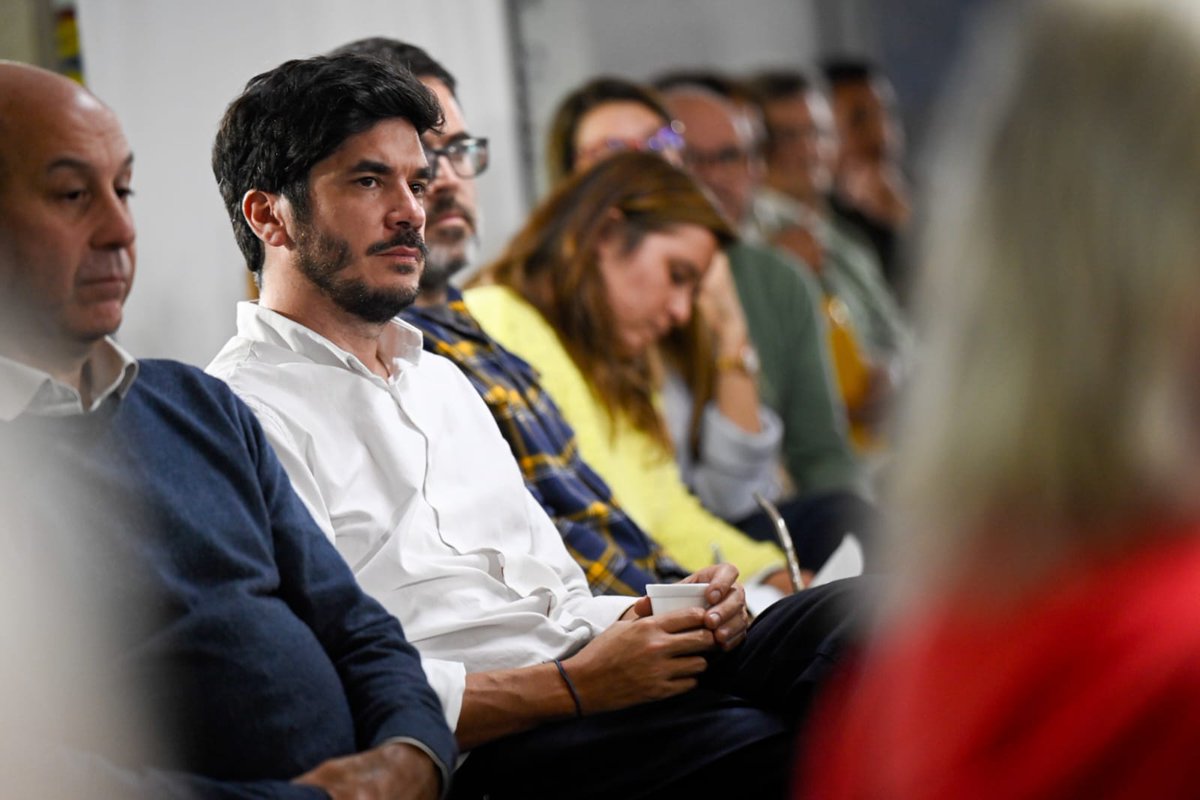 La Mesa departamental de Montevideo del <a href="/Frente_Amplio/">Frente Amplio</a> recibe al intendente electo <a href="/Mario_Bergara/">Mario Bergara</a> y a las seis  alcaldesas y alcaldes electos por nuestra fuerza política