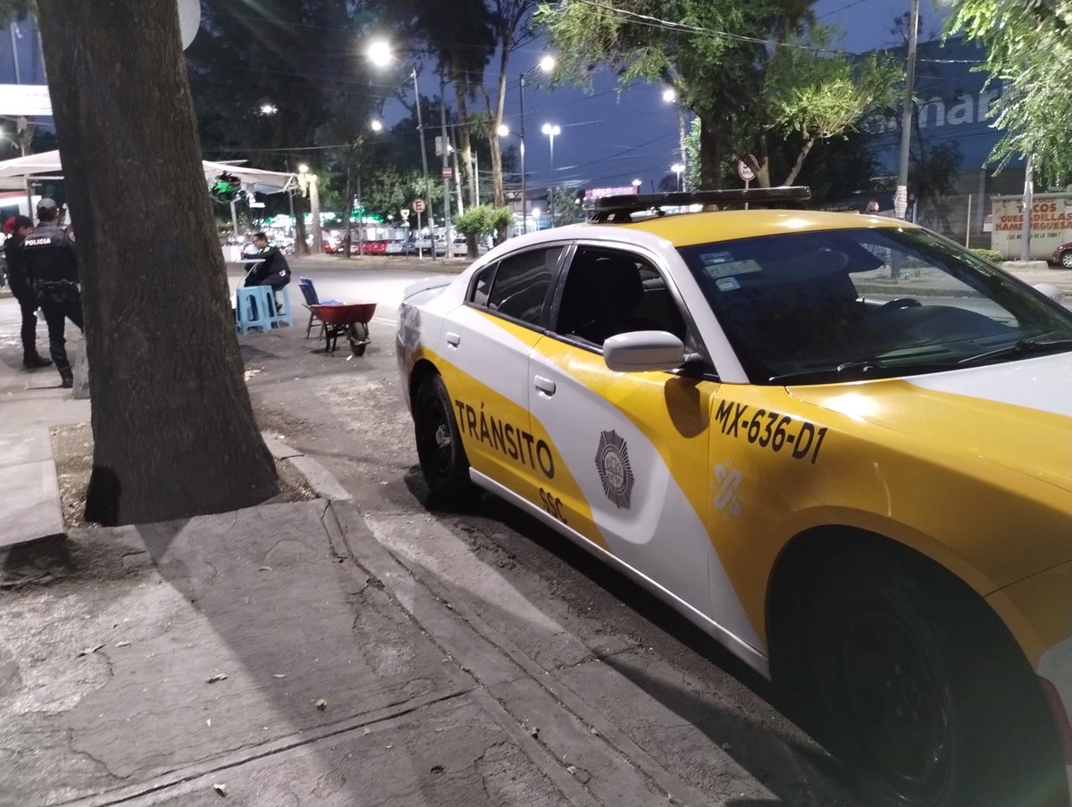 AxelGutierrez_'s tweet photo. Camioneta abandonada en #Vereda esq #Acoxpa #UHNarcisoMendoza #SM7 #VillaCoapa Personal de Tránsito dejó apercibimiento el 18-may-25, sin embargo, no han retirado la unidad y tampoco ya tiene pegado el documento. Quién da seguimiento? Gracias @LaSEMOVI @SSC_CDMX ccp @TlalpanAl https://t.co/1dJP5knqqy
