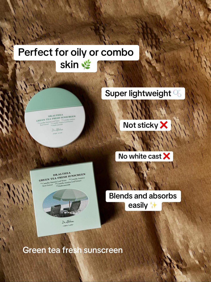 She pakai dr althea aqua glowing sunscreen! No white cast, no greasy, no sticky and superrrrrr lightweight 😮‍💨

Kalau dry skin pakai yang biru, oily/acne prone or combo pakai yang hijau tau. 

🔗 Aqua — s.shopee.com.my/40UHqK07zb
🔗 Green tea — s.shopee.com.my/3qAre10lKa