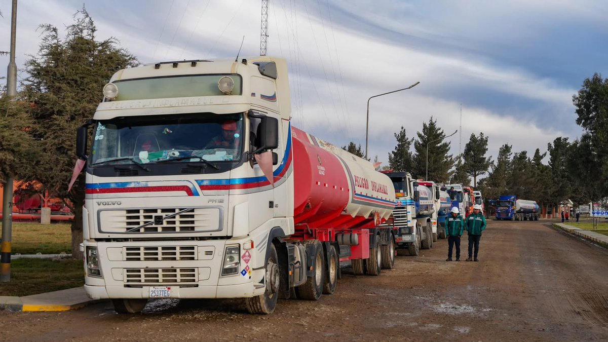 YPFB inició este lunes el despacho 14.800 metros cúbicos de combustibles con el propósito de regularizar los despachos requeridos en todo el país, obedeciendo la instrucción del Presidente Luis Arce. 

#YPFB 
#SomosEnergía