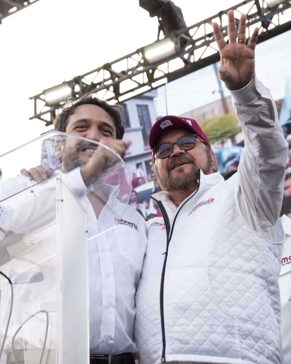 soterosoto's tweet photo. En un cierre de campaña inolvidable, junto a Andrés Manuel López Beltrán, quien ha sido un apoyo firme en este camino de transformación. Su presencia, al igual que la de miles de duranguenses, nos recuerda que estamos más fuertes y unidos que nunca. ¡Gracias, Andy!

#EnríquezPresidente #MorenaDurango #IngSoteroSuplente
