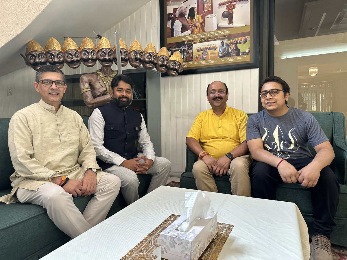 ICCR in Mexico (@iccr_mexico) on Twitter photo El <a href="/abhinaw_r/">Dr. Abhinaw Raaj</a> , Director del Centro Cultural de la India Gurudev Tagore, <a href="/IndEmbMexico/">India in México</a> , dio la bienvenida a Sri Saumitra Gokhale ji, coordinador global, HSS y el Sr. Digant Dash ji, coordinador global, Yogkulam e ICCS. El <a href="/abhinaw_r/">Dr. Abhinaw Raaj</a> , Director del Centro Cultural de la India Gurudev Tagore, <a href="/IndEmbMexico/">India in México</a> , dio la bienvenida a Sri Saumitra Gokhale ji, coordinador global, HSS y el Sr. Digant Dash ji, coordinador global, Yogkulam e ICCS.